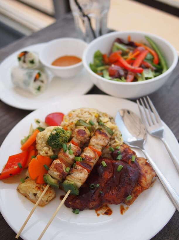 Phnom Penh: Mekong Sunset Dinner Cruise with Live Music - Who this Mekong dinner cruise is perfect for