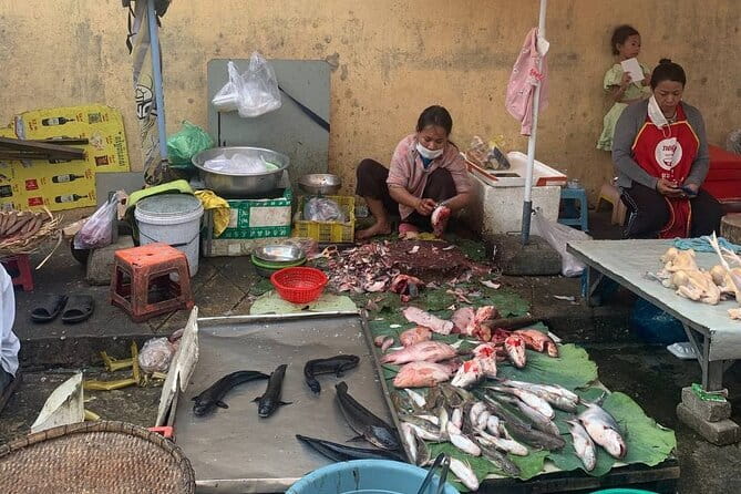 Phnom Penh Morning Breakfast, Market and Art Tour by Tuktuk - Ang Eng Market: Produce, Herbs, and a Handmade Souvenir