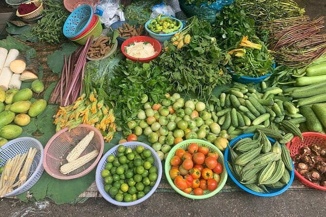 Phnom Penh Morning Breakfast, Market and Art Tour by Tuktuk - Stop 1 in Phnom Penh: A Morning Orientation for Your Senses