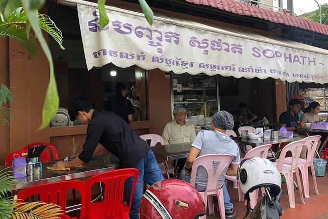 Phnom Penh Night City Highlights & Local Food tour by Tuktuk - Why Night in Phnom Penh Hits Different