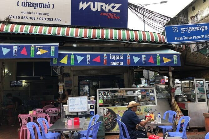 Phnom Penh Night City Highlights & Local Food tour by Tuktuk - Your Evening Plan: What Happens Before You Even Sit Down