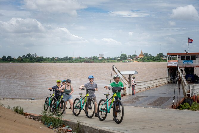 Phnom Penh Silk Island Bike Tour/ E-Bike or Tuk Tuk - Silk Weaving at the Community Center, Craft You Can Actually See