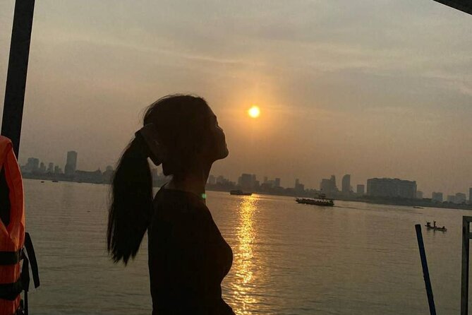 Phnom Penh: Sunset Cruise-Free Beers-Sodas-BBQ Buffet-fruit plate - Koh Pich Island start: the first 30 minutes set your expectations