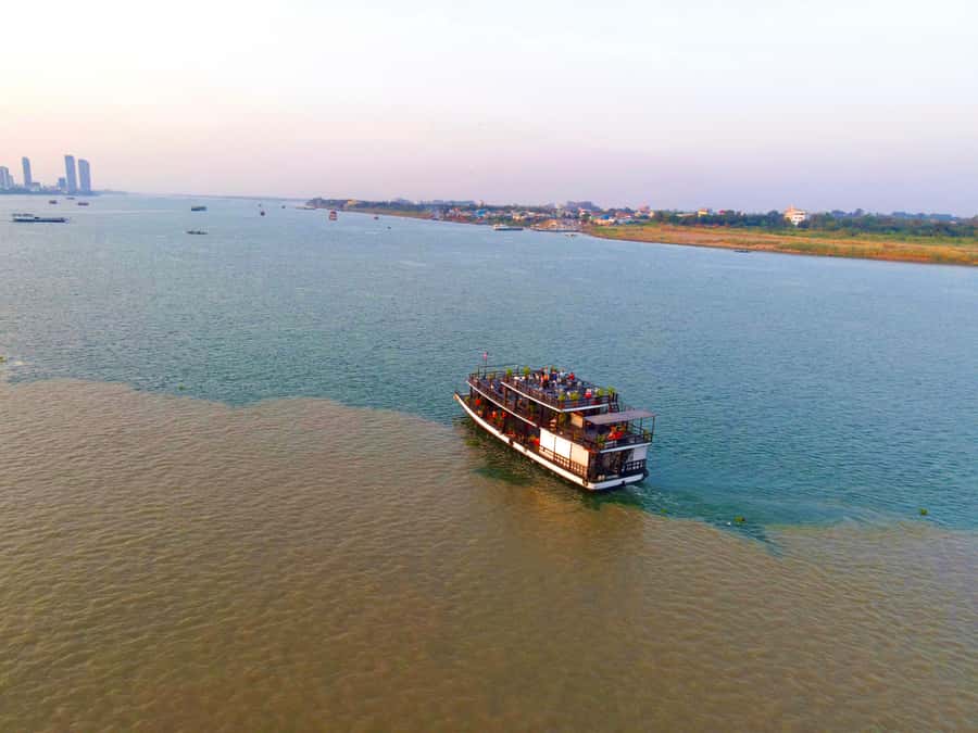 Phnom Penh: Sunset Cruise with Unlimited Beer &Fruit platter - The big views: bridges, palace area, and the Chaktumuk skyline