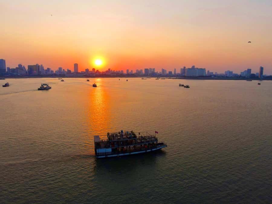 Phnom Penh: Sunset Cruise with Unlimited Beer &Fruit platter - Beyond monuments: stilted houses, fishermen, and daily river life