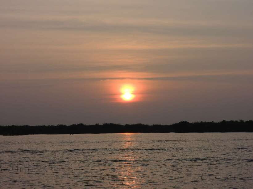 Phnom Penh to Siem Reap cruise/land tour (one way) - Tonle Sap River highlights: floating villages and stilt homes up close