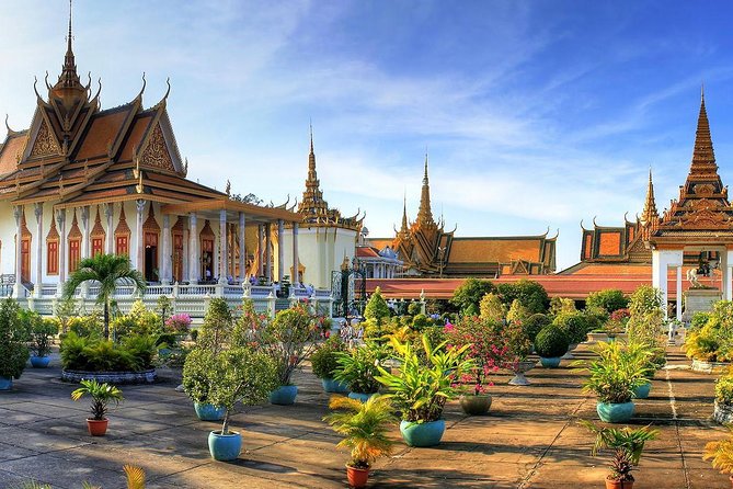 Phnom Penh Tours and Mekong River cruise - Wat Phnom: a calmer 45-minute breather in the city