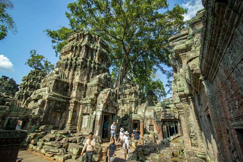 Private Angkor Wat Sunset Tour with Lunch and Snack Included - Victory Gate: A Breather Inside the Circuit
