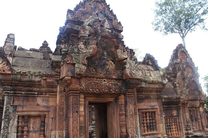 Private Banteay Srei and 4 Temples Guided Tour - Entering the day at Pre Rup: a gentler first temple