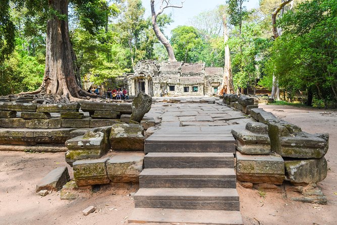 Private Full-Day Angkor Temple and Sunset Viewing with Lunch - Angkor Thom and the Bayon: faces that follow you