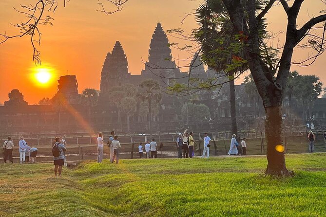Private guided Full -day Angkor tour with sun set - Banteay Kdei: monk cells and the famous roots in the stone
