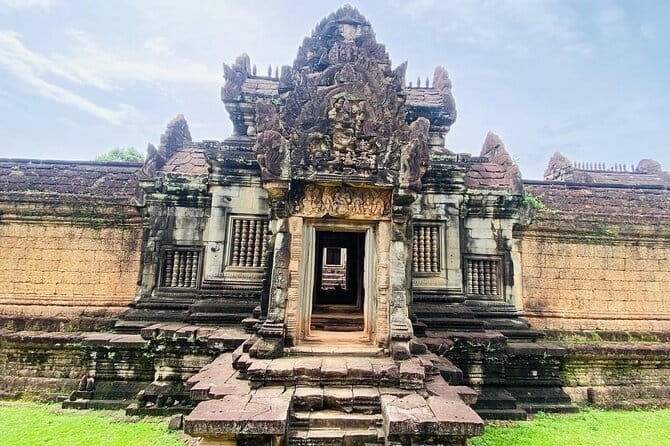 Private Kbal Spean Trekking Tour with Banteay Srei - Banteay Srei, The Citadel of Women and the Masterclass in Detail