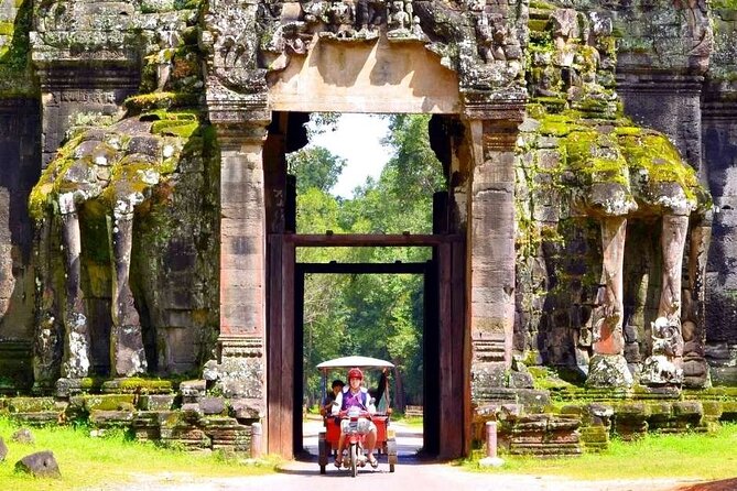 Private must-visit Temples Tour with Guide & Tuk Tuk - Key things to know before you go