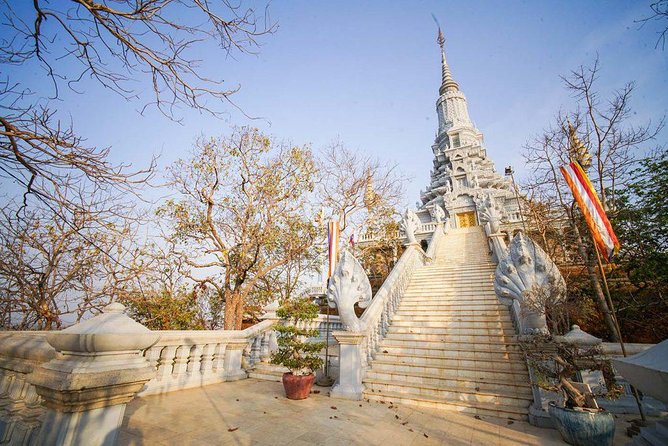 Private Oudong Temple Day Tour from Phnom Penh - The descent and lunch at the bottom: a well-timed reset