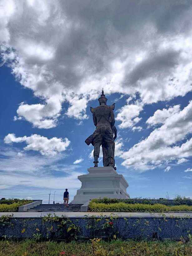 Private Sihanoukville Experience - Independence Monument, Your First Big Cultural Anchor