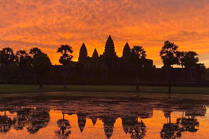Private sunrise 'small tour' of Angkor Wat with car or van & Guide - Angkor Wat stop: what your guide helps you notice in one hour