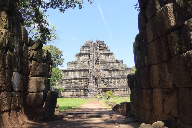Private Tour to Koh Ker and Beng Mealea - Stop 3: Svay Leu and the road between temples