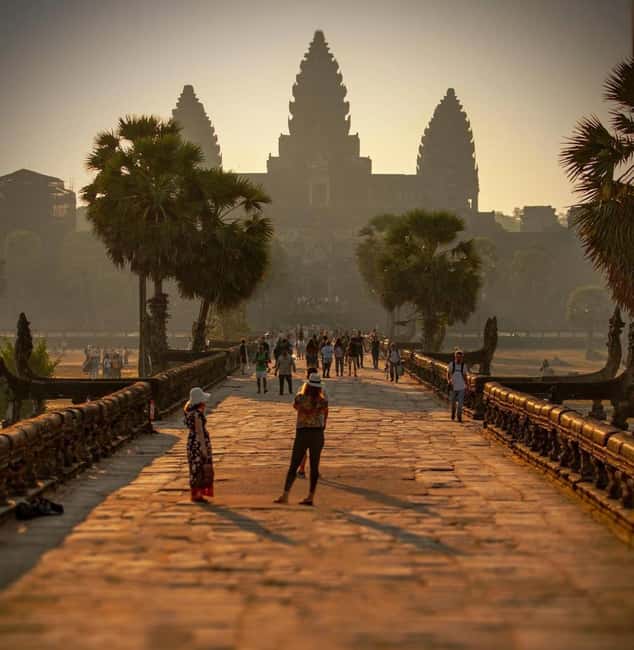 Siem Reap: 1-Day Angkor Wat Group Tour with Spanish Guide - Main Temples Small Circuit: South Gate, Bayon, Ta Prohm, and Angkor Wat