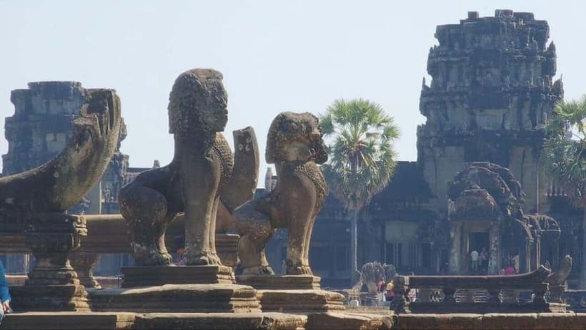 Siem Reap: 1-Day Angkor Wat Tour in Portuguese - Bayon Temple: the smiles that turn into your photo obsession