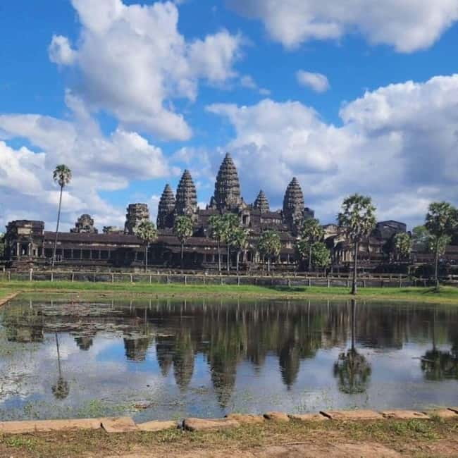Siem Reap: 1-Day Angkor Wat Tour in Portuguese - Angkor Wat: causeway, bas-reliefs, and the afternoon light