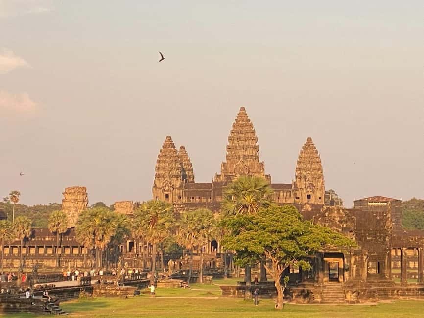 Siem Reap: 1-Day Angkor Wat Tour with Italian-Speaking Guide - Photo spots that do not waste your time