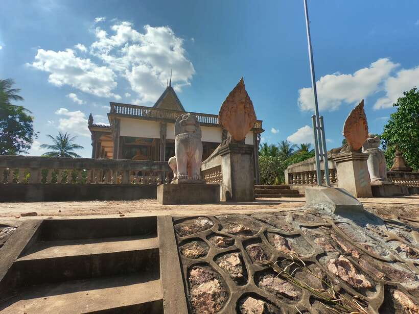 Siem Reap: 6-Hour Easy Rider Motorbike Tour - Lunch by the lake with Kulen Mountain views
