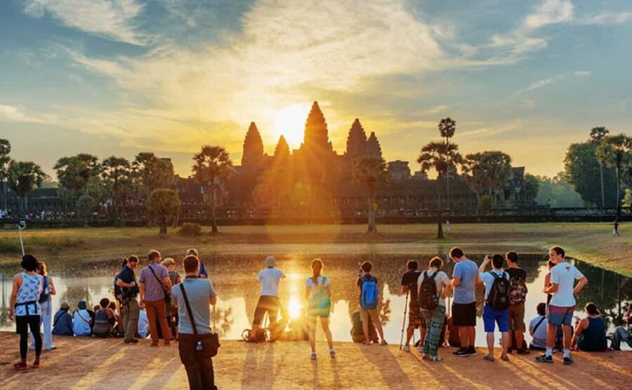 Siem Reap: Angkor Sunrise Tour with Spanish-Speaking Guide - Small Circuit temples from Angkor Wat through Bayon
