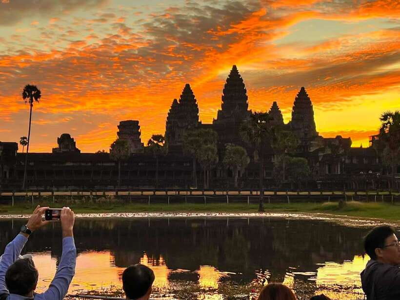 Siem Reap: Angkor Wat 2-Day Tour with Sunrise and Sunset - Day 1 Morning: Angkor Wat Sunrise, Ta Prohm, and the Angkor Thom Heart