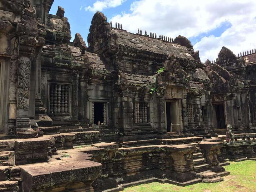 Siem Reap: Angkor Wat, Angkor Thom, and Banteay Srei Tour - A midday reset at Srah Srang
