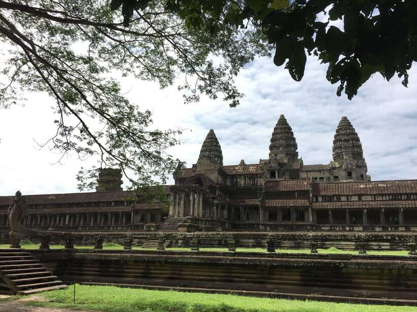 Siem Reap: Angkor Wat Half-Day Trip with Local Guide - Entering Angkor Wat and the lotus-pond photo moment