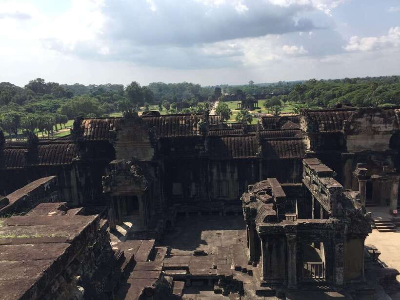 Siem Reap: Angkor Wat Half-Day Trip with Local Guide - Walking the levels and galleries, and how to not get lost