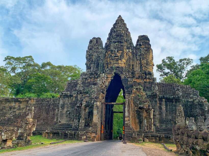 Siem Reap: Angkor Wat Private Tour by Tuk-Tuk - South Gate to Bayon: where faces meet good pacing
