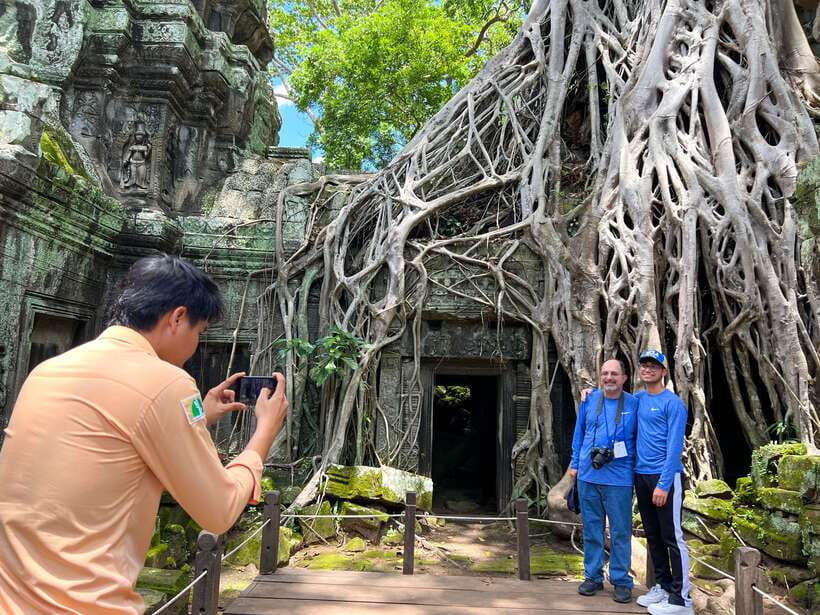 Siem Reap: Angkor Wat Small-Group Day Tour and Sunset - Angkor Wat afternoon: what to notice as you walk