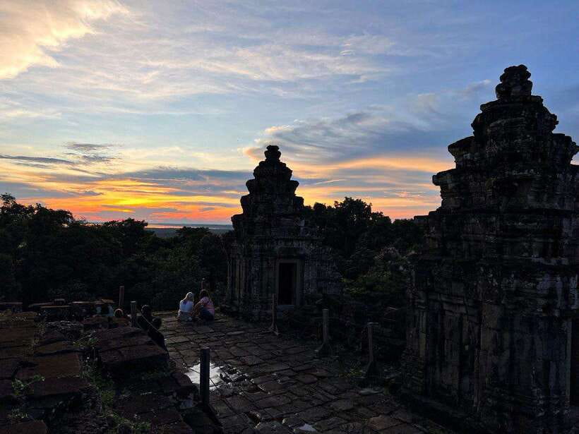 Siem Reap: Angkor Wat Small-Group Day Tour and Sunset - Transport, timing, and the small-group advantage