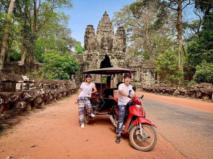 Siem Reap: Angkor Wat Sunrise Tour via Tuk Tuk & Breakfast - Siem Reap market stops, what to try and how to enjoy it