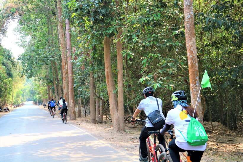 Siem Reap: Bike Rental - Cycling Toward Angkor Wat: Quiet Temple Options and River Views
