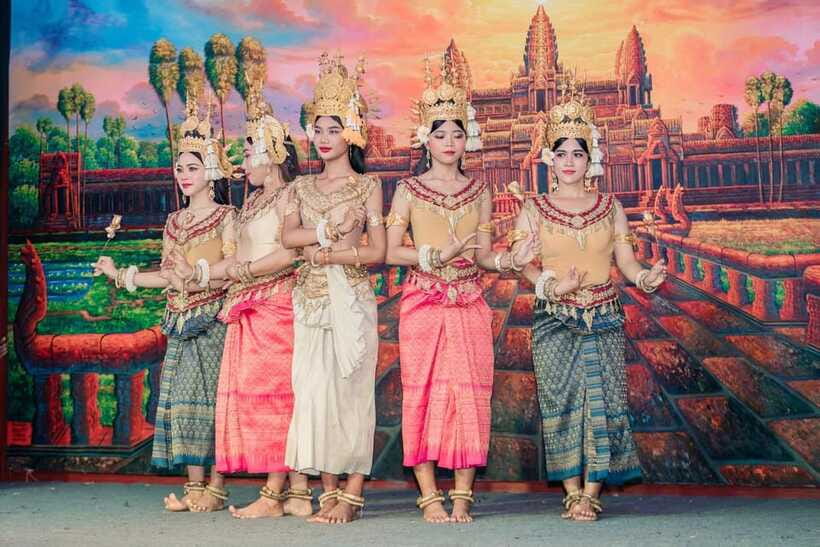 Siem Reap: Dinner and Traditional Show with Hotel Transfer - Should you book this Siem Reap dinner and traditional show?