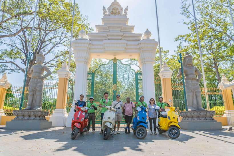 Siem Reap Evening Food Tour - On Promotion Price limit Offer - Family Lort Cha at គ្រួសារ លតឆា នំគូឆាយ, Since 1987
