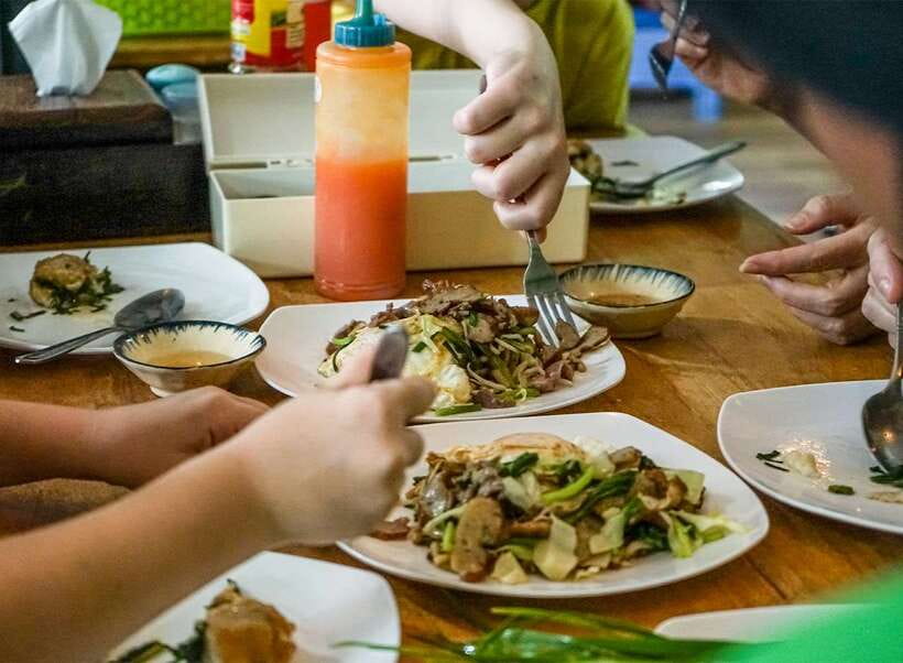 Siem Reap: Evening Food Tour with 10 Local Tastings - Long’s Bar: the easy landing with beer and a relaxed finish