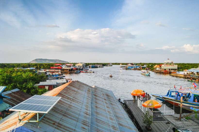 Siem Reap: Floating Village Tour - Entering the floating villages: flat-bottom boats and a slow-moving world