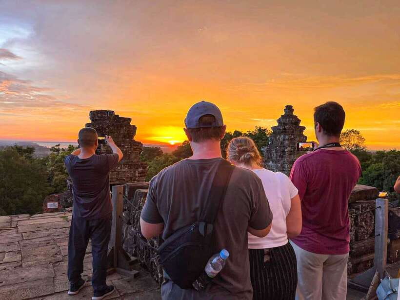 Siem Reap: Full Day Angkor Wat Temple Experience with Sunset - Angkor Wat in late day light: Vishnu temple details you can actually spot