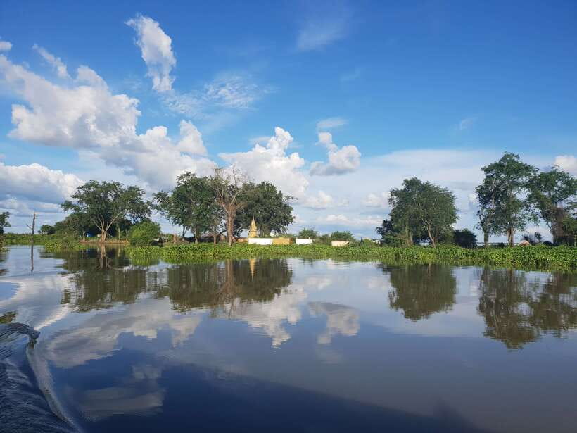 Siem Reap: Kompong Khleang Floating Village Guided Tour - Countryside stops that add meaning, market time, fish cooking, and sticky rice