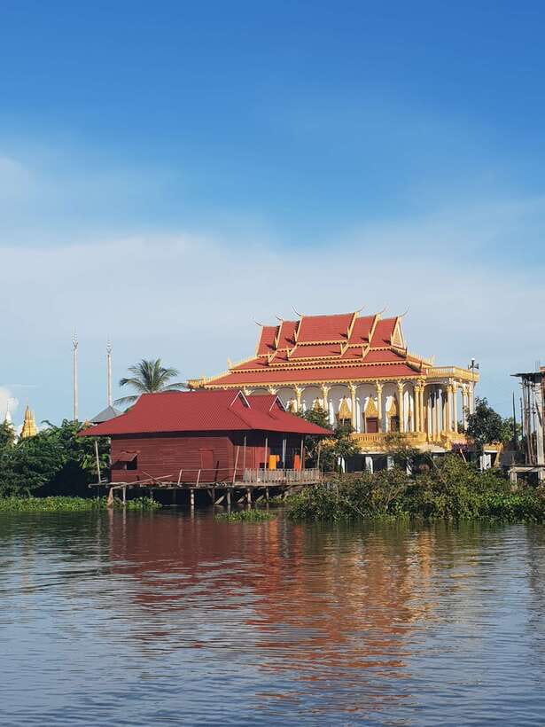 Siem Reap: Kompong Khleang Floating Village Guided Tour - The stilted village view, why wet and dry seasons feel like two different places