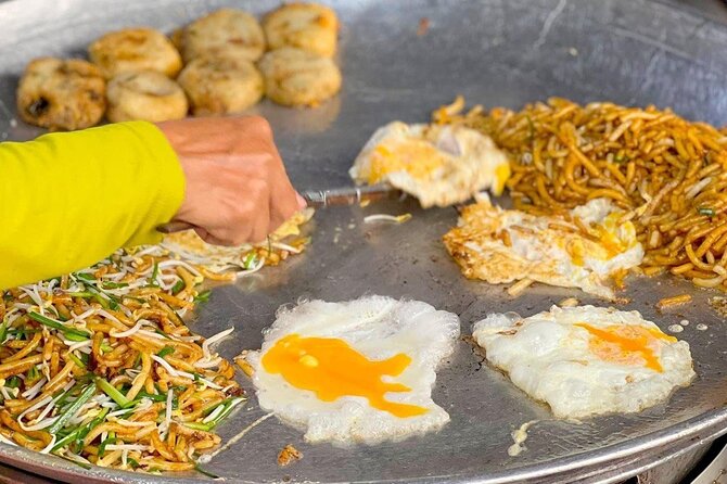 Siem Reap: Local Street Food Experience by Tuk-Tuk - Your guide in the spotlight: English explanations and real stories