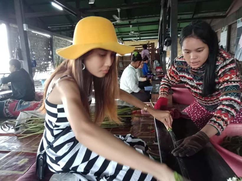Siem Reap: Lotus Silk Farm- Tour, Lake & Masterclass - The 30-minute wooden boat ride through lotus fields