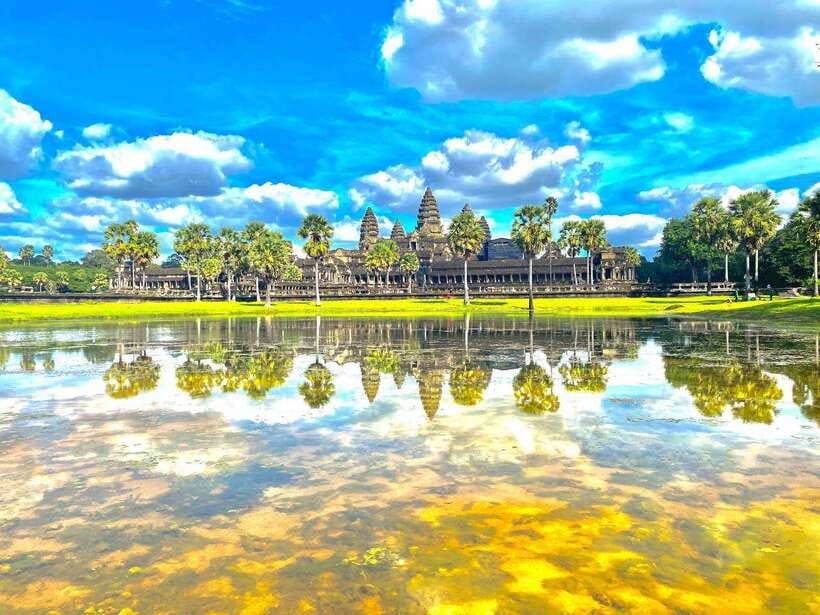 Siem Reap: Private Angkor Wat & Bakheng Mountain Sunset Tour - Angkor Wat: carvings, Asparas, and moving through a giant complex