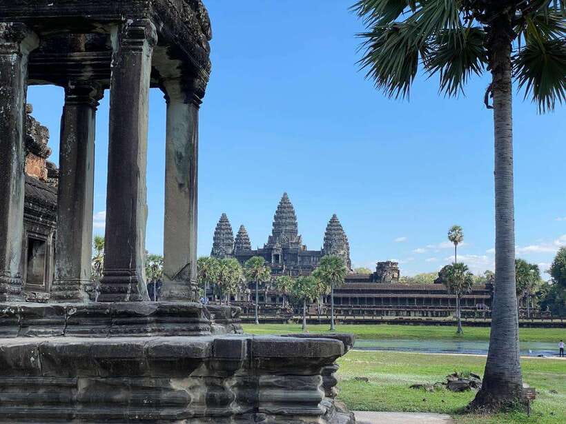 Siem Reap: Private Angkor Wat & Bakheng Mountain Sunset Tour - Phnom Bakheng: the Hindu temple for Shiva and the 65-meter sunset view