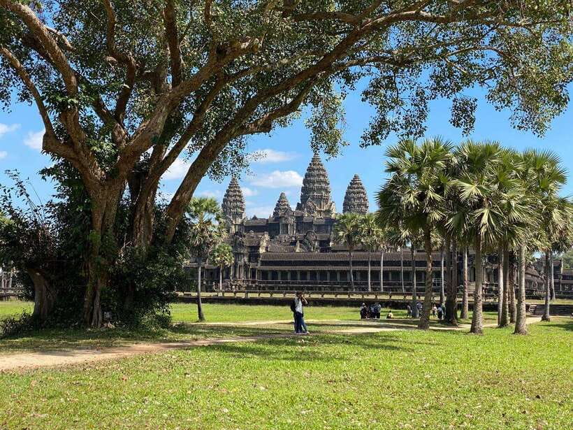 Siem Reap: Private Angkor Wat & Bakheng Mountain Sunset Tour - Dress code and practical rules you’ll want to follow