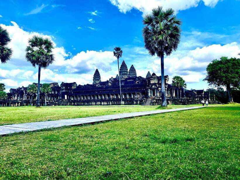 Siem Reap: Private Angkor Wat & Bakheng Mountain Sunset Tour - Pickup, van comfort, and how the timing helps