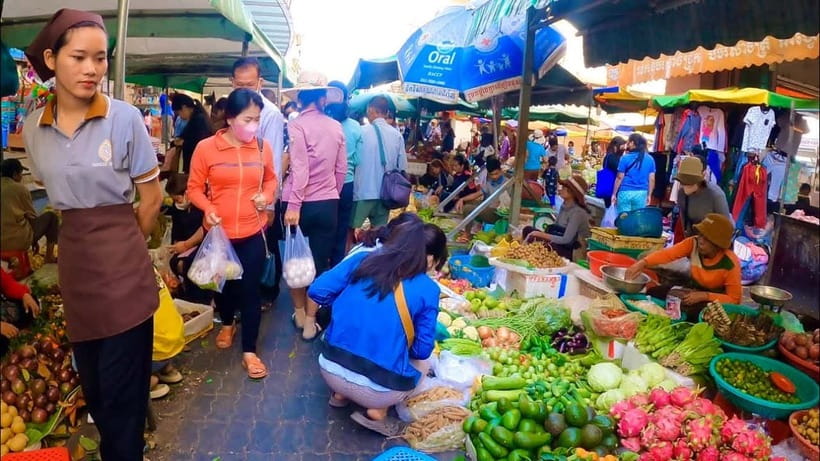 Siem Reap Street Foods Tour by Tuk Tuk with Personal Guide - Targowisko Siem Reap Stop, Walking Through the Vendor Scene